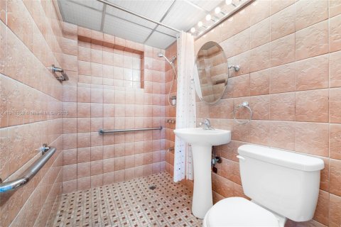 Casa en venta en Hialeah, Florida, 4 dormitorios, 184.13 m2 № 1968675 - foto 13