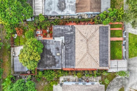 Casa en venta en Hialeah, Florida, 4 dormitorios, 184.13 m2 № 1968675 - foto 20