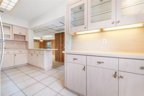 Casa en venta en Hialeah, Florida, 4 dormitorios, 184.13 m2 № 1968675 - foto 6