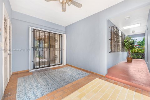 Casa en venta en Hialeah, Florida, 4 dormitorios, 184.13 m2 № 1968675 - foto 14