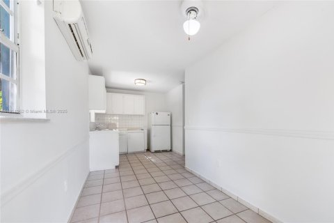 Casa en venta en Hialeah, Florida, 4 dormitorios, 184.13 m2 № 1968675 - foto 17