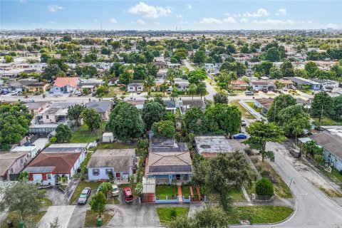 Casa en venta en Hialeah, Florida, 4 dormitorios, 184.13 m2 № 1968675 - foto 22
