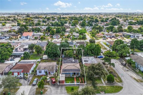 Casa en venta en Hialeah, Florida, 4 dormitorios, 184.13 m2 № 1968675 - foto 23