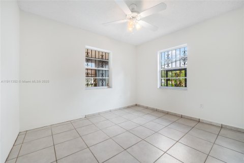 Casa en venta en Hialeah, Florida, 4 dormitorios, 184.13 m2 № 1968675 - foto 11