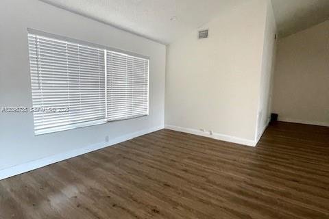 House in Pembroke Pines, Florida 4 bedrooms, 228.54 sq.m. № 2399669 - photo 10