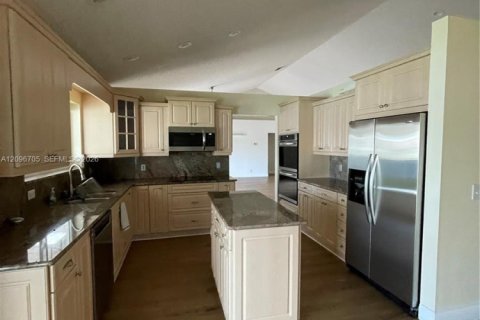 House in Pembroke Pines, Florida 4 bedrooms, 228.54 sq.m. № 2399669 - photo 13