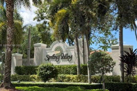 House in Pembroke Pines, Florida 4 bedrooms, 228.54 sq.m. № 2399669 - photo 2