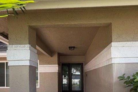 House in Pembroke Pines, Florida 4 bedrooms, 228.54 sq.m. № 2399669 - photo 4