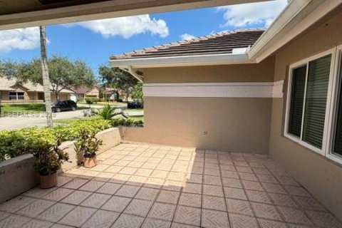 House in Pembroke Pines, Florida 4 bedrooms, 228.54 sq.m. № 2399669 - photo 6