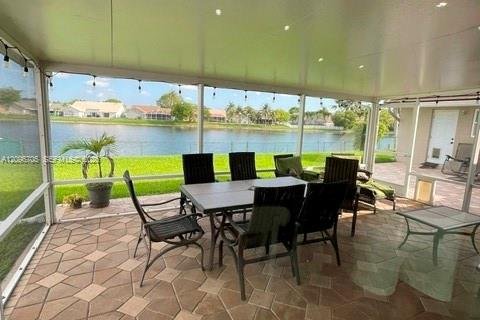 House in Pembroke Pines, Florida 4 bedrooms, 228.54 sq.m. № 2399669 - photo 17