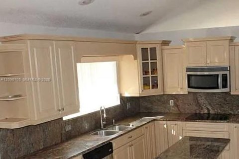 House in Pembroke Pines, Florida 4 bedrooms, 228.54 sq.m. № 2399669 - photo 14