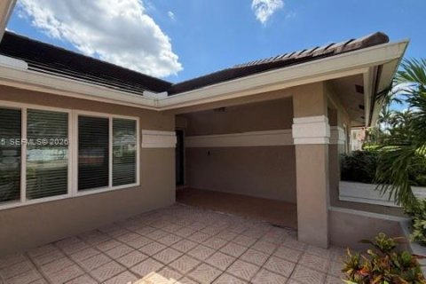 House in Pembroke Pines, Florida 4 bedrooms, 228.54 sq.m. № 2399669 - photo 5