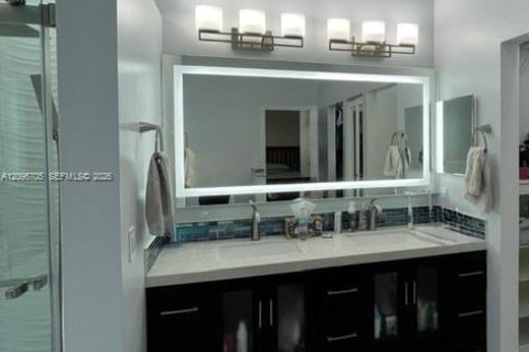 House in Pembroke Pines, Florida 4 bedrooms, 228.54 sq.m. № 2399669 - photo 25
