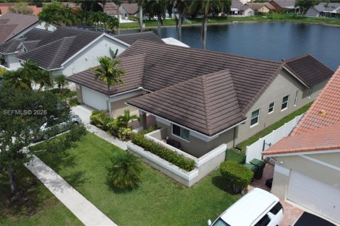 House in Pembroke Pines, Florida 4 bedrooms, 228.54 sq.m. № 2399669 - photo 3