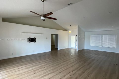 House in Pembroke Pines, Florida 4 bedrooms, 228.54 sq.m. № 2399669 - photo 8