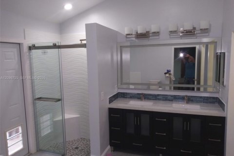 House in Pembroke Pines, Florida 4 bedrooms, 228.54 sq.m. № 2399669 - photo 26
