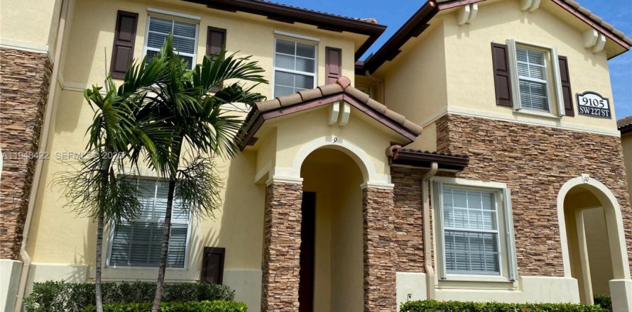 Townhouse in Cutler Bay, Florida 2 bedrooms, 135.45 sq.m. № 2004485