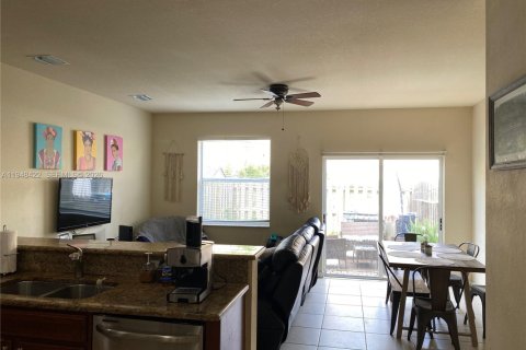 Townhouse in Cutler Bay, Florida 2 bedrooms, 135.45 sq.m. № 2004485 - photo 5