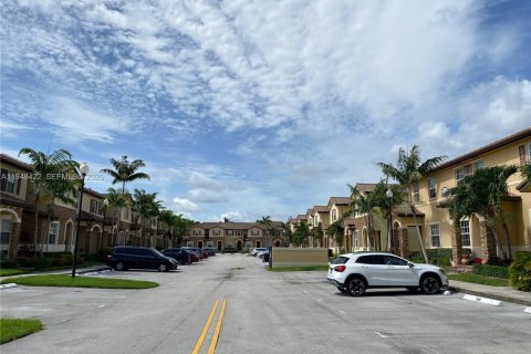 Townhouse in Cutler Bay, Florida 2 bedrooms, 135.45 sq.m. № 2004485 - photo 2