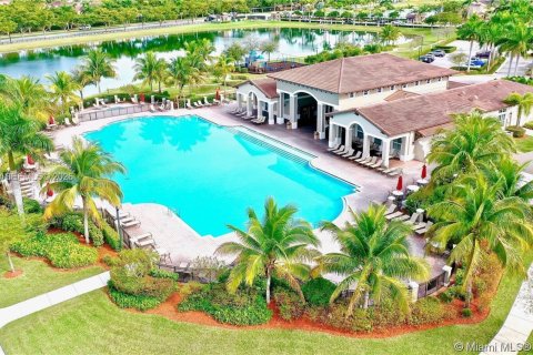 Townhouse in Cutler Bay, Florida 2 bedrooms, 135.45 sq.m. № 2004485 - photo 4