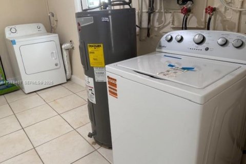 Villa ou maison à louer à Miami, Floride: 4 chambres, 142.98 m2 № 2046050 - photo 12