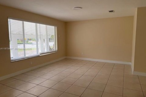 Villa ou maison à louer à Miami, Floride: 4 chambres, 142.98 m2 № 2046050 - photo 4