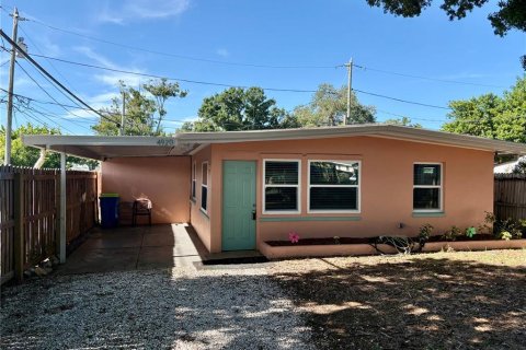 House in Saint Petersburg, Florida 2 bedrooms, 89.09 sq.m. № 2295169