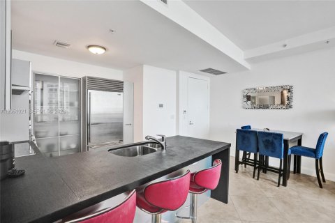 Condo in Sunny Isles Beach, Florida, 2 bedrooms № 2252004 - photo 3