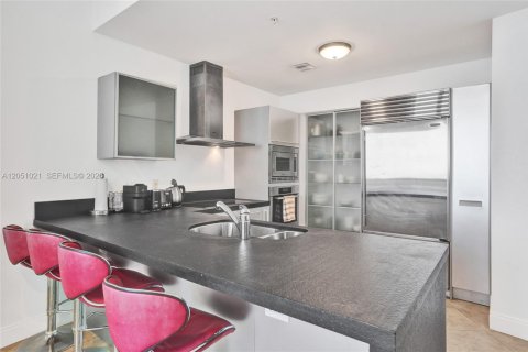 Condo in Sunny Isles Beach, Florida, 2 bedrooms № 2252004 - photo 5