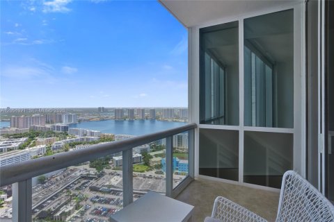 Condo in Sunny Isles Beach, Florida, 2 bedrooms № 2252004 - photo 12