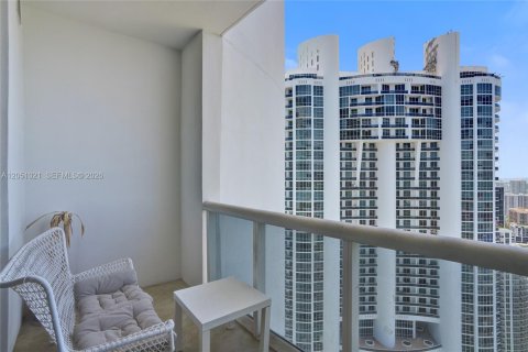 Condo in Sunny Isles Beach, Florida, 2 bedrooms № 2252004 - photo 13
