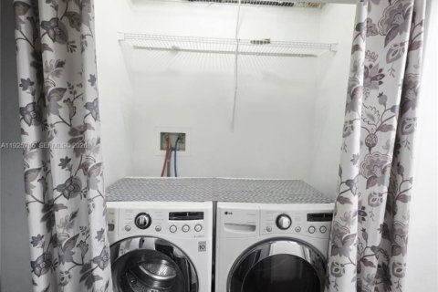 Купить кондоминиум в Холливуд, Флорида 2 спальни, 134.8м2, № 1984353 - фото 16