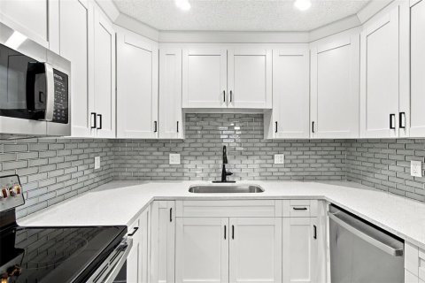 Immobilier commercial à vendre à Tampa, Floride: 5 chambres, 247.68 m2 № 2387559 - photo 8