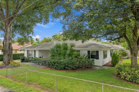 Immobilier commercial à Tampa, Floride 5 chambres, 247.68 m2 № 2387559