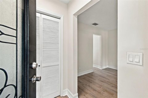 Immobilier commercial à vendre à Tampa, Floride: 5 chambres, 247.68 m2 № 2387559 - photo 4