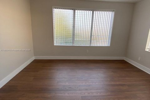 Propiedad comercial en venta en Miami, Florida № 1888744 - foto 3