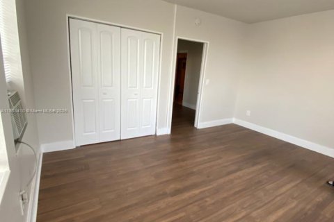 Propiedad comercial en venta en Miami, Florida № 1888744 - foto 2