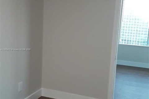 Propiedad comercial en venta en Miami, Florida № 1888744 - foto 7