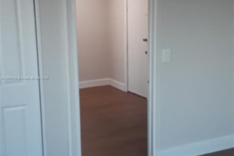 Propiedad comercial en venta en Miami, Florida № 1888744 - foto 8