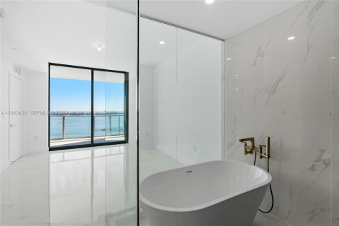 Condo in Miami, Florida, 1 bedroom  № 2000228 - photo 21