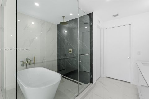 Condo in Miami, Florida, 1 bedroom  № 2000228 - photo 18
