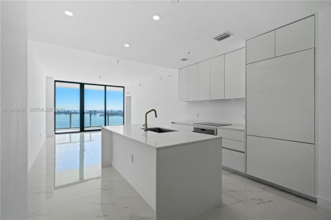 Condo in Miami, Florida, 1 bedroom  № 2000228 - photo 11