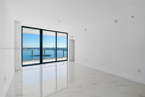 Condo in Miami, Florida, 1 bedroom  № 2000228 - photo 13