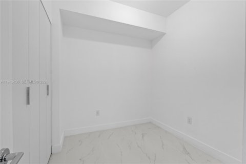 Condo in Miami, Florida, 1 bedroom  № 2000228 - photo 25