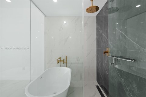 Condo in Miami, Florida, 1 bedroom  № 2000228 - photo 19