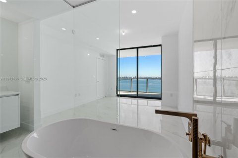 Condo in Miami, Florida, 1 bedroom  № 2000228 - photo 22
