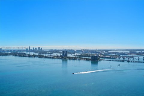 Condo in Miami, Florida, 1 bedroom  № 2000228 - photo 5