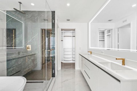 Condo in Miami, Florida, 1 bedroom  № 2000228 - photo 17