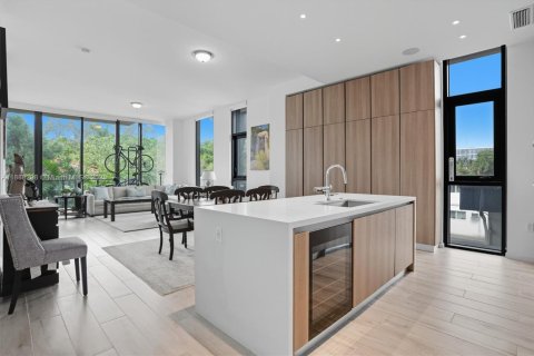 Condo in Miami, Florida, 2 bedrooms  № 1941471 - photo 10