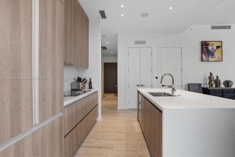 Condo in Miami, Florida, 2 bedrooms  № 1941471 - photo 12